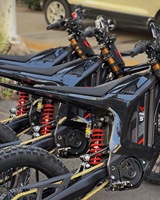 Moto tout-terrain Arctic Leopard XE PRO S, style enduro, véhicule de trail, performances supérieures à la Sur-Ron Ultra Bee.