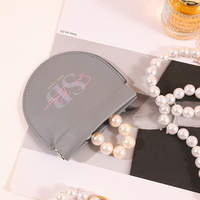 Collection de pochettes à bijoux personnalisées A1 avec logo, manches plates colorées, attaches métalliques, illustration frontale, bijoux en perles et emballage
