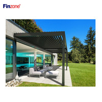 Pergola préfabriquée en aluminium pour jardin d'hiver avec persienne électrique et porte en verre sans cadre.