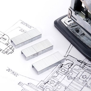 Grapas para Papelería Deli No. 12 24 Awg Tamaño estándar metálico para uso en oficinas - Product Image 3
