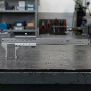 Calibrador Vernier Mitutoyo de 150 mm, Acero Inoxidable, Herramienta de Medición Métrica y en Pulgadas, Modelo 536-142, Precisión de +/-0.04 mm - Product Image 3