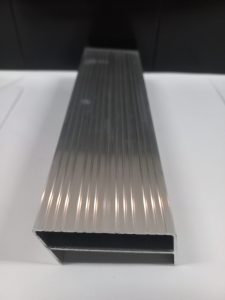Profils en aluminium alvéolaires personnalisés PT Damai Abadi pour échelles, extrusions de tubes de renfort nervurés 6063-T5, finition usine, anodisés clairs - Product Image 1