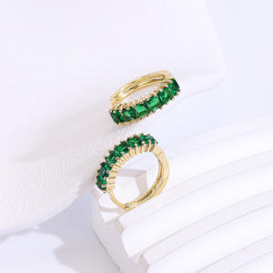 Orecchini a Cerchio Piccoli da Donna CM Placcati Oro 14K con Zirconi Cubici Rettangolari Colorati, Gioielli di Alta Moda all'Ingrosso - Product Image 4