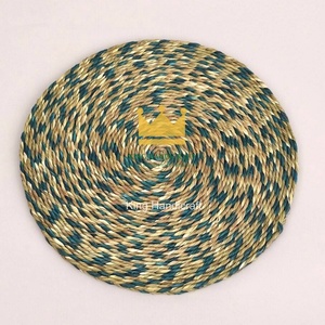 Set de table artisanal en jacinthe d'eau et jonc de mer tressé à motif floral, écologique et fait main, pour la décoration de cuisine et de maison de style campagnard - Product Image 2