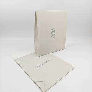 Sacs en papier écologiques biodégradables en matériaux recyclés avec logo argenté, personnalisables pour vêtements et chaussures - Product Image 5