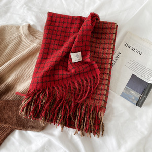 クリスマス赤の長いチェック柄スカーフ & ショール100% アクリル冬スカーフ女性 & 男性用高級お祝いカップルギフトタッセル付き - Product Image 2