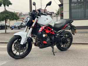 Motocyclette à essence <span class=keywords><strong>Qianjiang</strong></span> Benali Huang 300 avec une capacité de 300 cm³. Moto sportive d'occasion. - Product Image 4