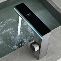 Robinet de lavabo gris anthracite avec affichage numérique LED et lumière d'ambiance, mitigeur monocommande moderne à poser sur le comptoir pour salle de bain