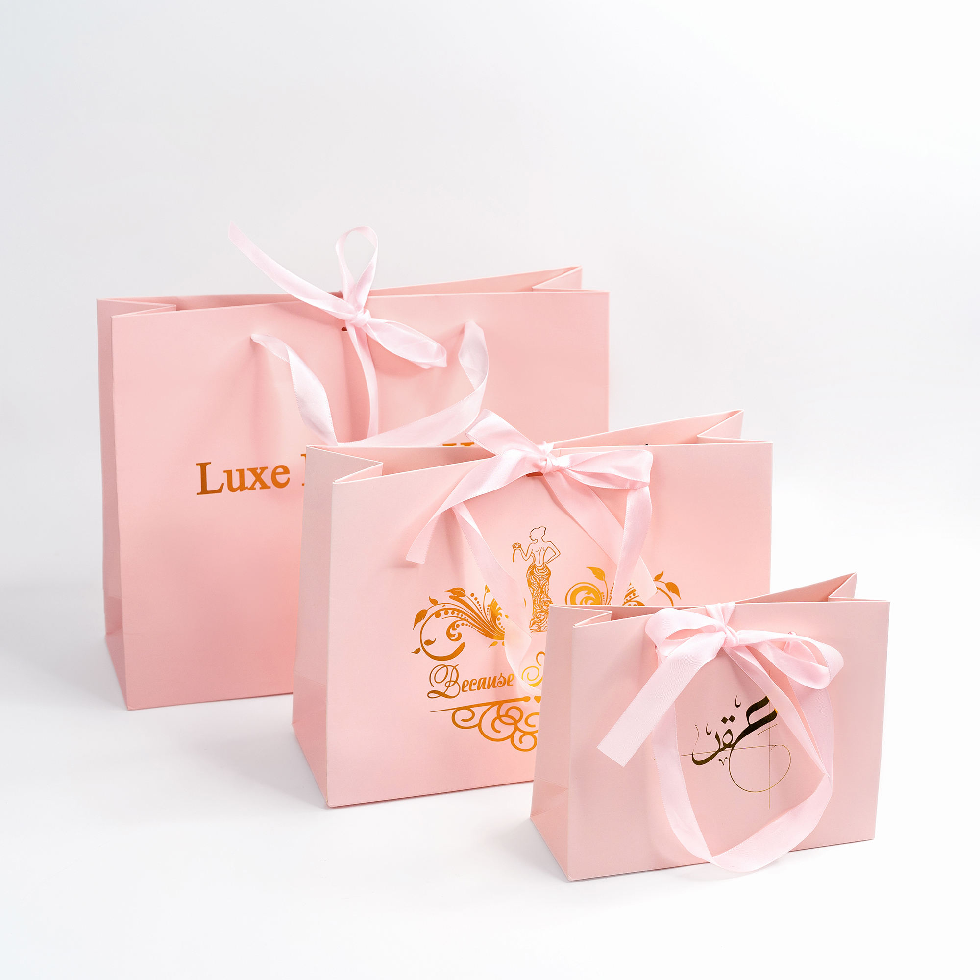 Sac en papier rose avec nœud papillon