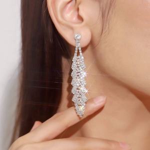 Magnifiques boucles d'oreilles pendantes tendance pour femme, ornées de strass en cristal, au design polyvalent, idéales pour les soirées. - Product Image 2