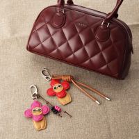 Pendentifs, porte-clés et breloques de sac à main personnalisés OEM, en cuir véritable 3D réaliste, mignons, inspirés de dessins animés, de fruits, de légumes et d'animaux, avec un effet ondulé