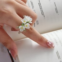 Bague Fleur Papillon en Verre Glaçuré, Design Original, Fleur d'Osmanthus et de Pêcher, Accessoire de Niche Fait Main