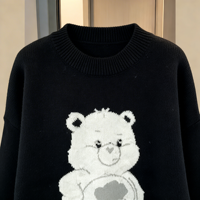 Pull Jacquard Oversize Noir Col Rond Femme Motif Ours Blanc de la Marque White Care Bear, Pull Tricoté Bicolore Motif Nuage et Ours