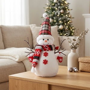 Chapeau de trappeur rustique à carreaux avec figurine de bonhomme de neige et deux oiseaux rouges perchés pour décoration de Noël en forêt - Nouveauté - Product Image 3