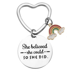 พวงกุญแจสแตนเลสขายส่งสำหรับวันวาเลนไทน์ แกะสลักข้อความสร้างแรงบันดาลใจ ข้อความ: เธอเชื่อว่าเธอทำได้ ดังนั้นเธอทำเลย - Product Image 2