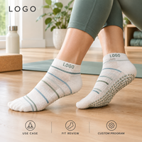 Chaussettes de yoga antidérapantes vert sauge à rayures, avec logo et maintien de la cheville, flexibles, pour studio, vente en gros, développement tricoté, inspection qualité