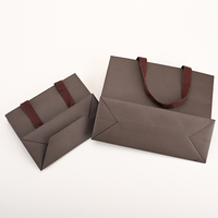 Sac d'emballage pour vêtements de vente au détail GLAMPKG, recyclable, respectueux de l'environnement, en papier texturé enduit avec poignée en ruban
