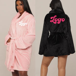 Albornoz de terciopelo cálido y acogedor para mujer, con cuello chal, para otoño/invierno, con bolsillos, de fabricante OEM, con logotipo personalizado. - Product Image 1
