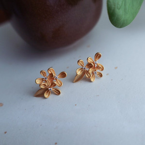 S925 Sterling Silver Của Phụ Nữ Siêu Cổ Tích Tính Khí Stud Bông Tai Zircon Tiên Tiến Cảm Giác Frosted Thiết Kế Hoa Phong Cách Hợp Thời Trang - Product Image 3