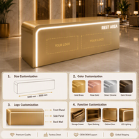 Bureau d'accueil minimaliste moderne en acier inoxydable pour hôtel, durable et écologique pour les espaces commerciaux