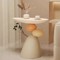 Table d'appoint sculpturale en résine beige crème et terre cuite, style galet organique, pour salon, chevet ou entrée (Mesita)