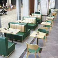 Ensemble de tables et chaises de restaurant commercial, banquettes rembourrées avec table à manger en bois et chaises pour la restauration