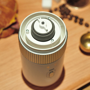 Molinillo de Café Inalámbrico Pequeño, Mini Molinillo de Café Eléctrico Portátil Recargable por USB para Granos de Café - Product Image 4