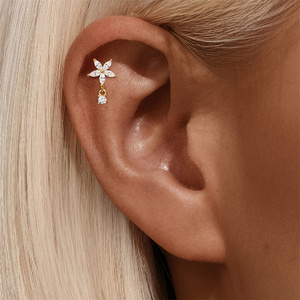 Pendientes CANNER con Baño de Oro de 18K, Diseño de Flor Dulce con Ópalo y Parte Posterior Plana - Product Image 5