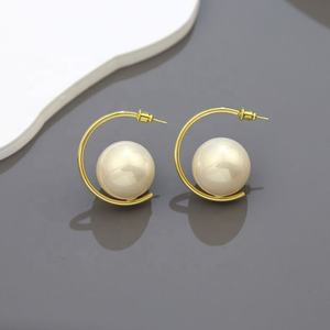 European American Women's Simple Design Trendy White <b>Pearl</b> <b>Earrings</b> High-End Luxury with Exaggerated Light Tones Wholesale - Product Image 2