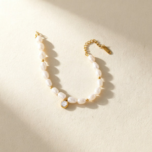 Pulsera <span class=keywords><strong>de</strong></span> Perlas Daphne Rhapsody <span class=keywords><strong>para</strong></span> <span class=keywords><strong>Mujer</strong></span>, Elegante y Graciosa, Joyería con Diseño <span class=keywords><strong>de</strong></span> <span class=keywords><strong>Verso</strong></span>, Estanza, Canto, Himno, Letra, Sinfonía, Concierto - Product Image 2