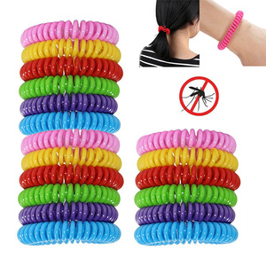 สร้อยข้อมือกันยุง สายรัดข้อมือยืดหยุ่นสีสันสดใสสำหรับผู้ใหญ่ เด็ก ใช้กลางแจ้ง มีกลิ่นหอม สีสุ่ม - Product Image 1