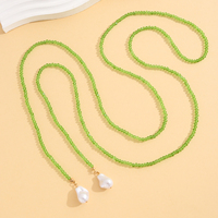 Collier lariat tendance à double rang de perles en résine vertes avec extrémités en perles baroques blanches, sans fermoir, bijou drapé, cadeau pour femme