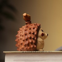 Figurine de hérisson en bois sculptée à la main, décor de bureau magnétique mignon peint à la main, cadeau kawaii pour les amoureux des animaux