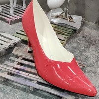 Großformatige Simulierte Rote High-Heel-Schuh-Harzskulptur Mode Liebe Musik Themen Outdoor-Einkaufszentrum Damenschuhe