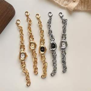 นาฬิกาข้อมือวินเทจส่วนบุคคลแบบใหม่สำหรับผู้หญิง นักเรียนหญิง สร้อยข้อมือเครื่องประดับน่ารัก นาฬิกาผู้หญิงเท่ๆ รูปทรงพิเศษ - Product Image 3