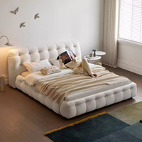 Lit moderne et confortable avec cadre en bois et revêtement en velours pour grande chambre principale de mariage, lit double personnalisé
