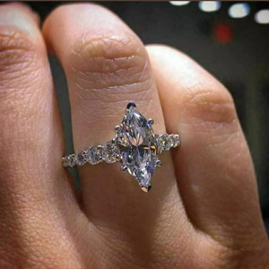 Anello Elegante da Donna con Taglio Marquise, Gioiello Moderno in Lega Regolabile con Accento Scintillante - Product Image 2