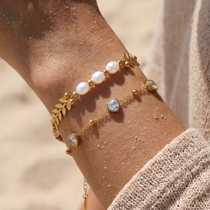 Bracelet à breloques pour femme en acier inoxydable plaqué or 18 carats avec design géométrique, style tendance pour les occasions d'anniversaire - Product Image 1