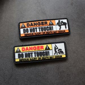 Badge décoratif en sequins à boucle auto-agrippante en caoutchouc écologique, autocollant PVC « Attention, Danger - Ne pas toucher, conséquences graves » - Product Image 4