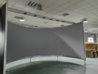 Simulador de Vuelo de 220 Grados con Pantalla Curva de 5 Metros de Diámetro y 2 Metros de Altura en PVC Gris