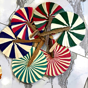 Éventail en feuille de palmier traditionnel fait main et écologique, avec couleur et design personnalisés, pour cadeaux d'affaires et souvenirs - Product Image 1