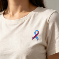 Broche multicolore bleu-violet à motifs de ruban et de gouttes d'huile, symbole international du SIDA et du VIH, pour la lutte contre le sida et les activités de bien-être public