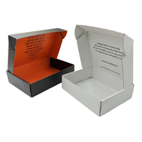 Boîte d'expédition postale carrée à rabat en carton ondulé E-flute blanc/noir avec doublure en éponge et lamination mate écologique personnalisée