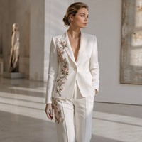 Ensemble tailleur deux pièces pour femme, blazer brodé de roses 3D et pantalon large, élégant et formel, blanc ivoire, sur mesure, luxe, été