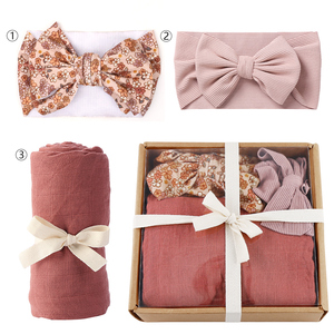 Nuevo Set de Regalo para Bebé Recién Nacido: Manta Envolvente Súper Suave, Diadema y Babero Personalizables - Product Image 6