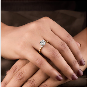 Bague en diamant solitaire ronde en or jaune intemporelle avec élégance classique et brillance brillante pour des moments spéciaux de l'Inde - Product Image 6