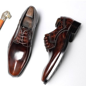 Mocasines de cuero para hombre, hechos a medida, de lujo, estilo casual de negocios, con suela de goma, borde de perlas y cuero brillante de una sola pieza. - Product Image 3