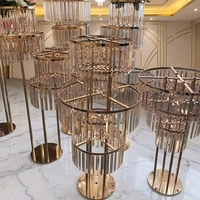 Luminaire Modulaire en Cristal avec Armature Métallique et Gouttes Acryliques pour la Transformation de Décoration d'Événements dans des Espaces de Luxe