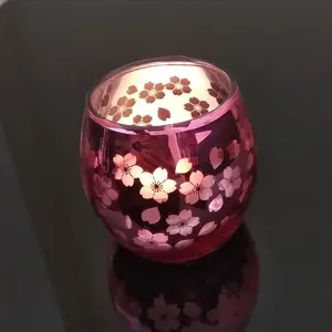 Flores de cerejeira rosa pequenas redondas, copos de vidro, luzes votivas, suporte de velas