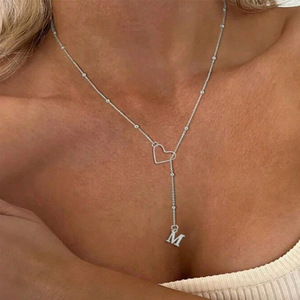 Collier <span class=keywords><strong>en</strong></span> forme de cœur avec lettres de l'alphabet anglais (26 lettres), avec un pendentif <span class=keywords><strong>en</strong></span> forme de cœur <span class=keywords><strong>en</strong></span> acier inoxydable N2011071 - Product Image 2